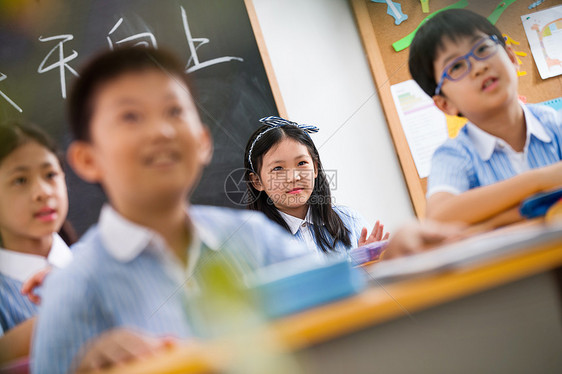 上课骄傲无忧无虑小学生在教室里图片