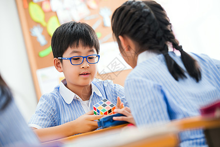 智慧旅游不看镜头天真女孩小学生在教室里背景