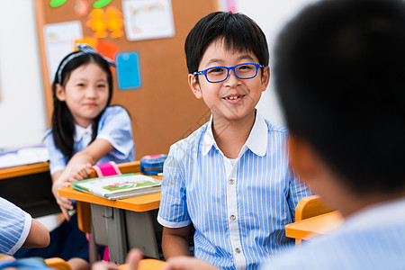 可爱的小学生在教室里背景图片