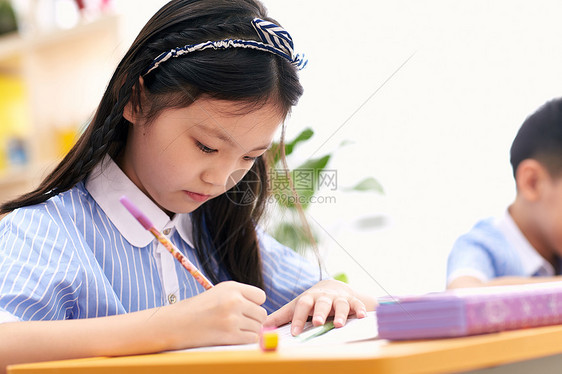 现代做作业座位小学女生在教室里图片