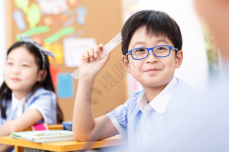 上课个可爱的小学生在教室里背景图片