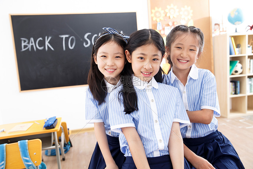 睡了全班男生_班里的男生都要玩我_班里男生想睡我