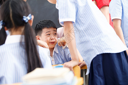 小学生在教室里的休闲时光图片