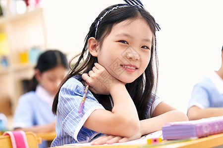 儿童书桌渴望东亚在校生小学女生在教室里背景