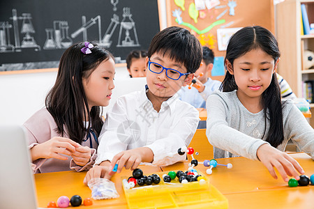 现代未成年学生健康的小学生在教室里使用电脑图片