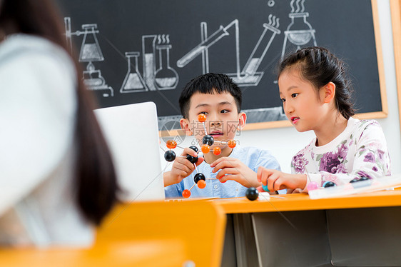 小学生在教室里使用电脑图片