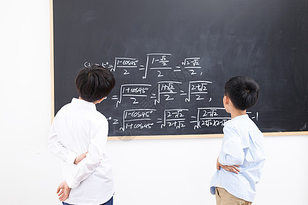 学龄儿童教育小学男生站在黑板前解题图片