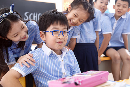 可爱的小学生在教室里图片