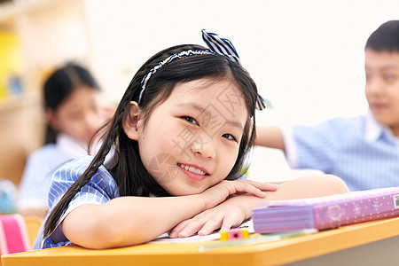 在校生休息表现积极小学女生在教室里图片