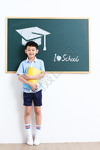 教育小学男生站在黑板前图片