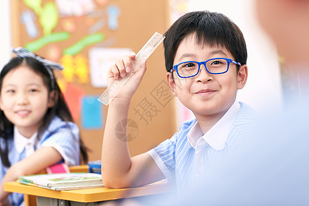 享乐休闲装天真小学生在教室里图片