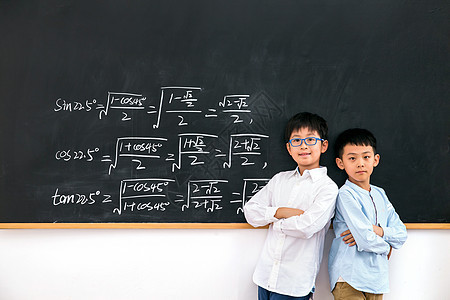 感知文字水平构图小学男生站在黑板前图片