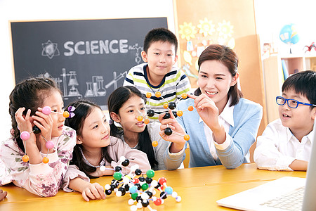 女教师和学生女教师和小学生在教室里使用电脑背景
