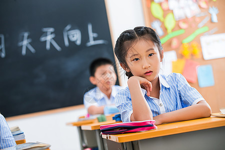 学校选择对焦知识小学生在教室里图片