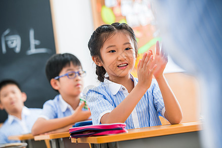 知识私立学校可爱的小学生在教室里图片