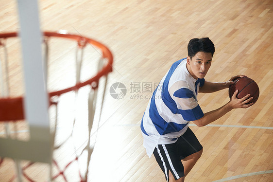 青年男人打篮球图片