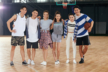 篮球赛事青年文化青年男女在篮球馆背景