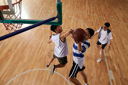进攻信心青年男人打篮球图片