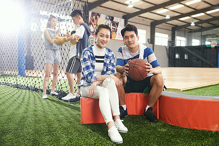 比赛休闲装体育青年男女在篮球馆图片