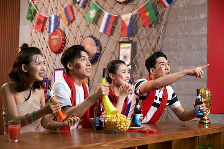 在酒吧激动看比赛的球迷图片素材