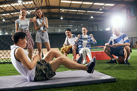 热情享乐青年男女热身运动图片素材