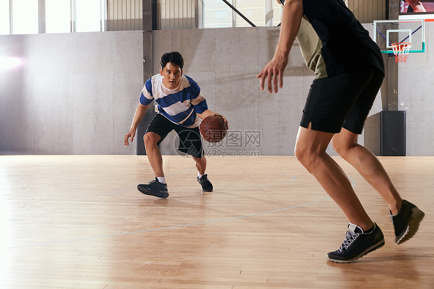 体育青年男人打篮球图片