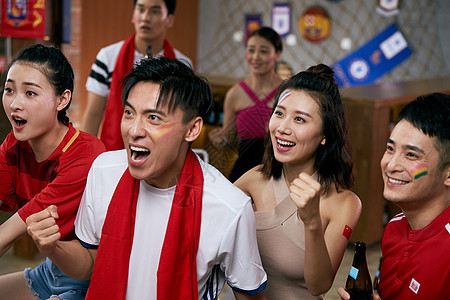 激动看足球比赛的亚洲球迷图片