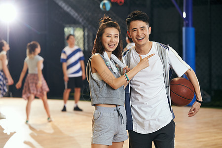 体育场馆青年男女在篮球馆图片