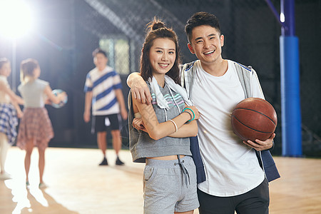 篮球运动青年男女在篮球馆图片