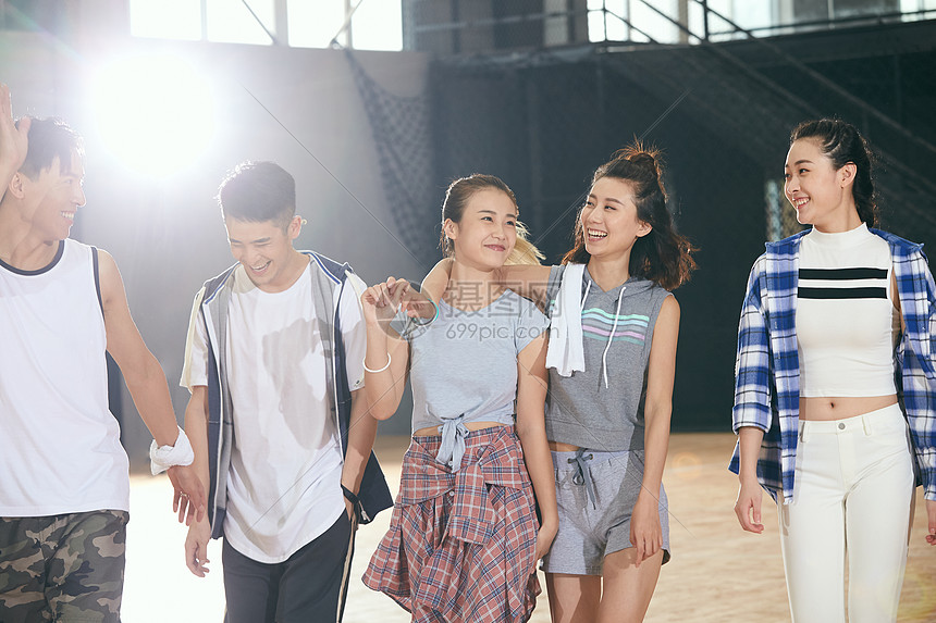 不看镜头多人欢乐青年男女在篮球馆