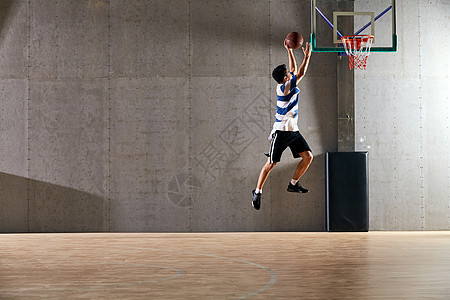 运动青年男人打篮球图片
