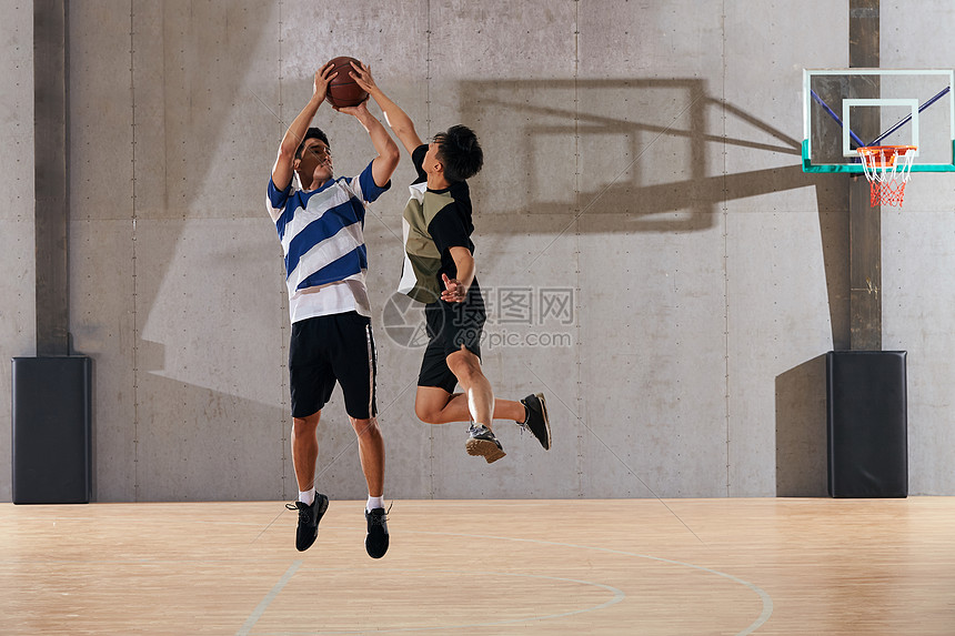 青年男人打篮球图片