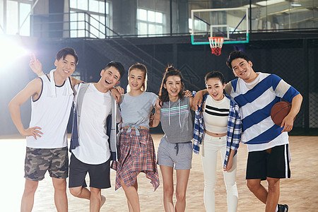 赛事直播青年男女在篮球馆背景