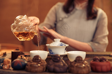 茶文化青年女人展示茶艺图片