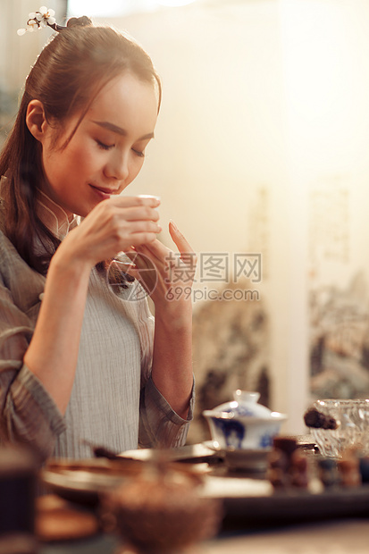 瓷器传统文化女人展示茶艺图片