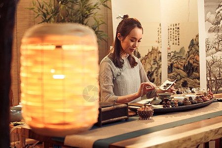 复古画青年女人展示茶艺背景