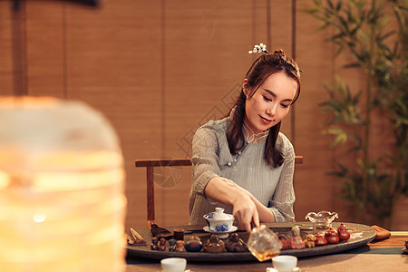 传统青年女人展示茶艺图片