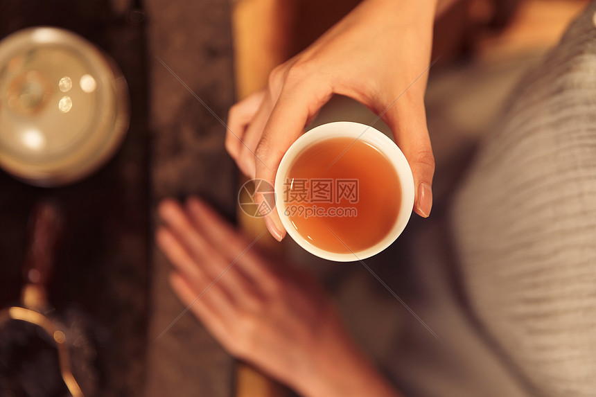 茶文化正上方视角彩色图片青年女人喝茶图片