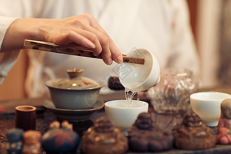 成年人怀旧传统文化青年女人泡茶图片