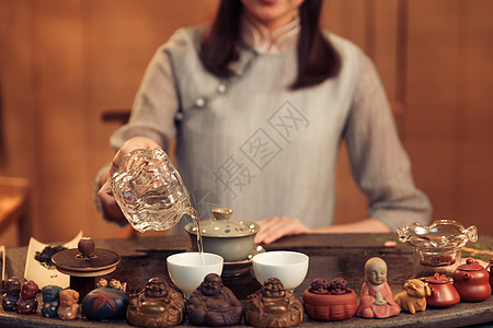 中式衣领青年女人展示茶艺特写图片