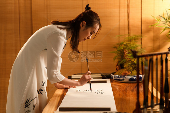 亚洲人汉字砚台青年女人在练习书法图片