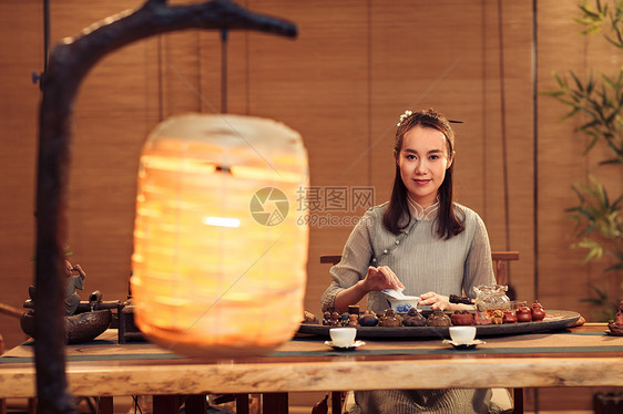 水平构图半身像茶道青年女人展示茶艺图片