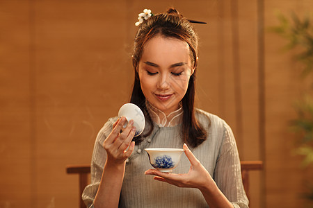 传统文化高雅微笑青年女人喝茶背景图片