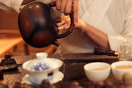 青年女人泡茶图片