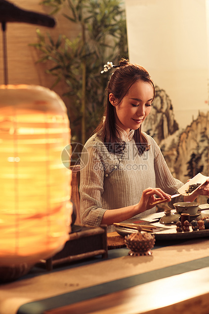 青年女人展示茶艺图片