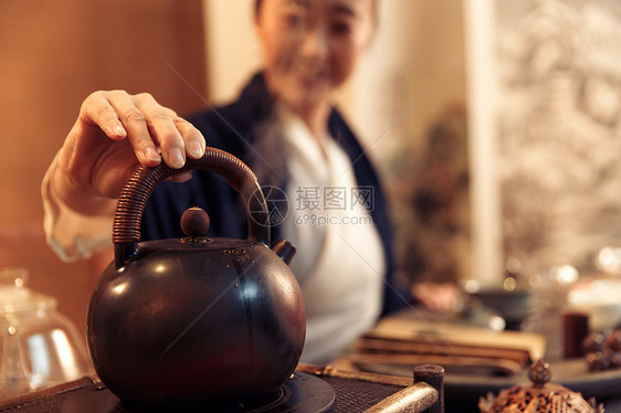 青年女人泡茶图片