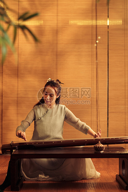 青年女人弹七弦琴图片