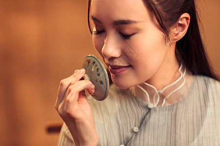 复古室内养生茶艺青年女人喝茶背景