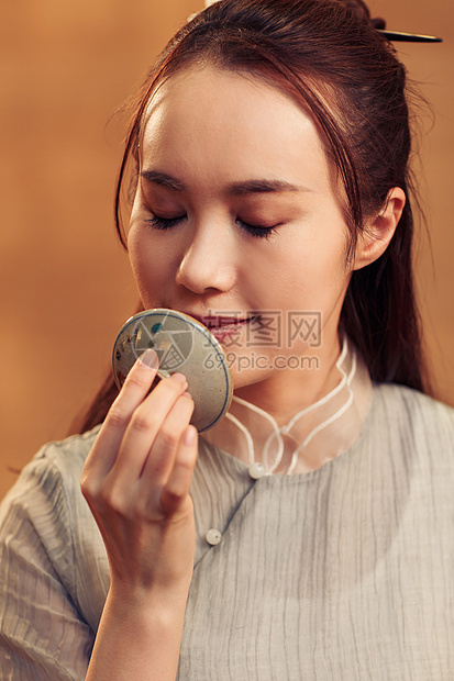 传统青年女人喝茶图片