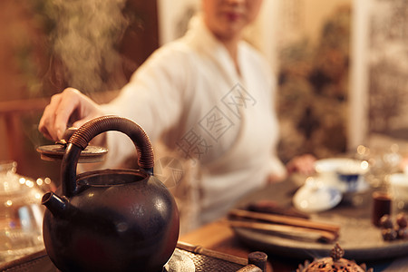 古典式青年女人泡茶特写图片